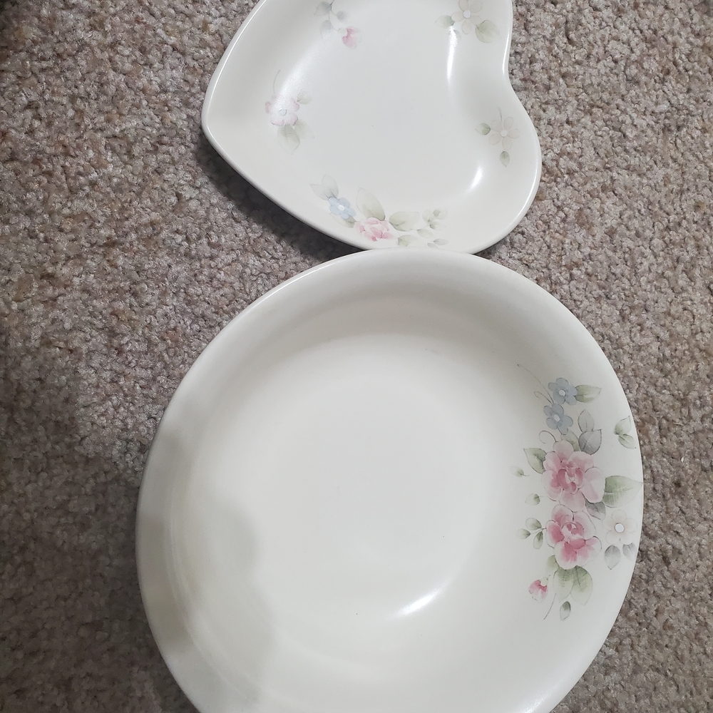 Pfaltzgraff Floral Heart and Round Plate Set